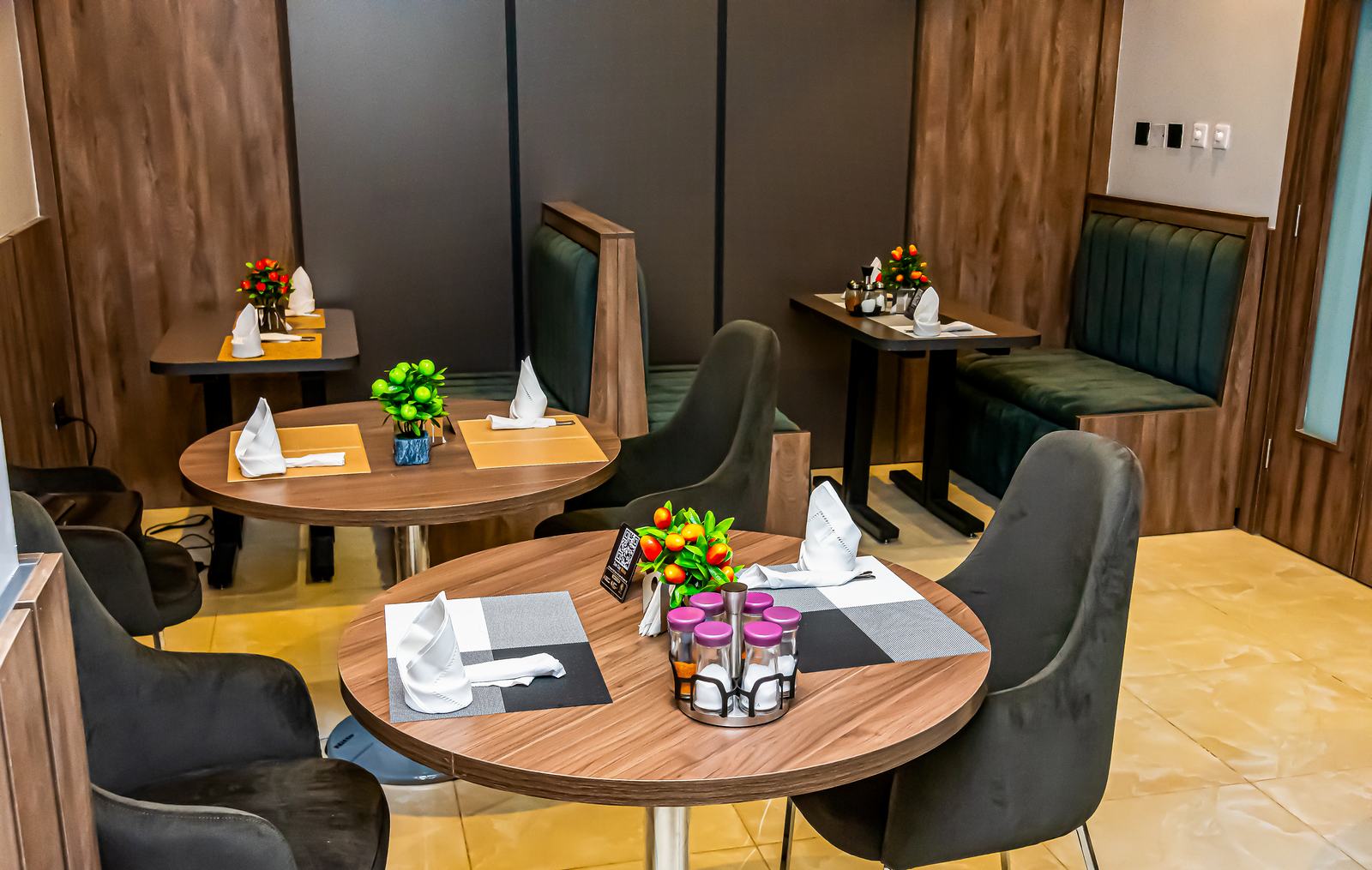 Arena Continental restaurant dining area